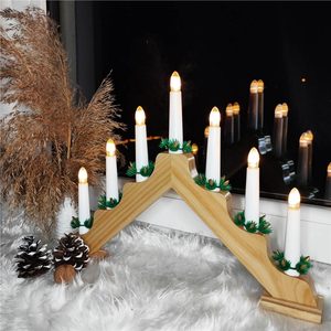 Sfesnic decorativ LED cu 7 lumanari si coronite verzi, alimentare baterii, 40x31 cm, maro si alb