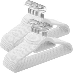 SONGMICS Set de 50 de umerase pentru haine, anti-alunecare cu catifea, bara de cravata si carlig pivotant, 43,5 cm, alb