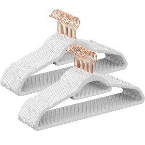 SONGMICS Set de 30 de umerase pentru haine, anti-alunecare cu catifea, bara de cravata si carlig pivotant, 43,5 cm, alb
