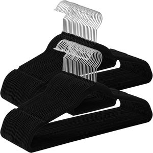SONGMICS Set de 50 de umerase pentru haine, anti-alunecare cu catifea, bara de cravata si carlig pivotant, 43,5 cm, negru