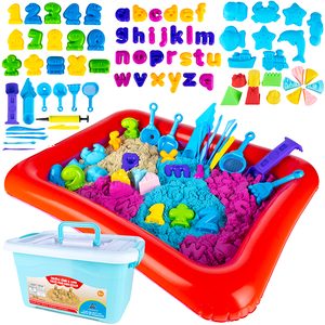 Set nisip kinetic XXL pentru copii cu 4.5kg nisip colorat, 75 forme, tavita gonflabila 55x41x7 cm
